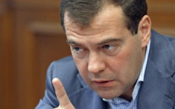 Медведев потребовал не задерживать зарплаты Медведев потребовал не задерживать зарплаты