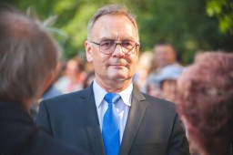 Мэр Абакана вновь расстроил местных учителей: денег на выплату зарплат пока нет Мэр Абакана вновь расстроил местных учителей: денег на выплату зарплат пока нет