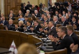 Депутатам и судьям наконец-то поднимут зарплаты Депутатам и судьям наконец-то поднимут зарплаты