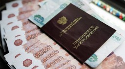 В Госдуме предлагают отменить пенсионные доплаты для депутатов-пенсионеров В Госдуме предлагают отменить пенсионные доплаты для депутатов-пенсионеров