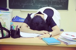 Учителя срываются из-за низких зарплат Учителя срываются из-за низких зарплат
