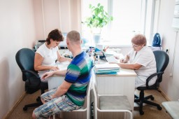 Молодых терапевтов предлагают привлекать на работу высокими зарплатами Молодых терапевтов предлагают привлекать на работу высокими зарплатами