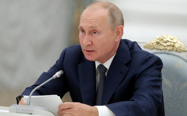 Владимир Путин дал поручения по поддержке бизнеса, медицины, образования и граждан