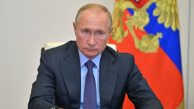 Путин смягчил бюджетное правило, чтобы выручить экономику