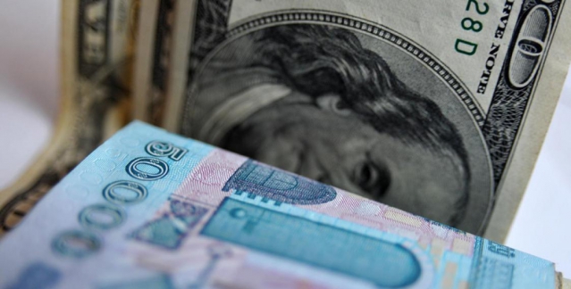 В России начнут наказывать за зарплату в валюте