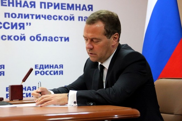 Дмитрий Медведев похвалил за успехи главу Омской области